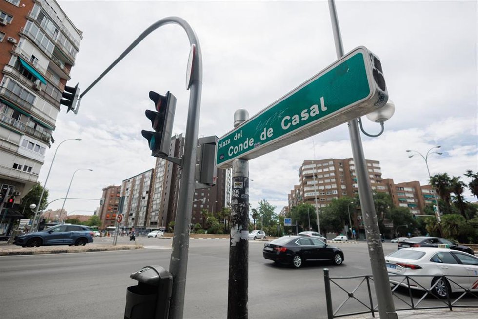 Archivo - Señal indicativa en Plaza de Conde de Casal, a 12 de julio de 2023, en Madrid (España). Esta plaza se ubica entre las calles del Doctor Esquerdo y Carlos y Guillermo Fernández Shaw y la avenida del Mediterráneo en el distrito de Retiro.