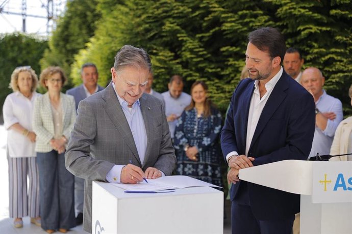 El alcalde de Oviedo, Alfredo Canteli, y el presidente del PP de Asturias, Álvaro Queip durante la firma del manifiesto.