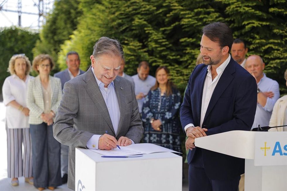 El alcalde de Oviedo, Alfredo Canteli, y el presidente del PP de Asturias, Álvaro Queip durante la firma del manifiesto.