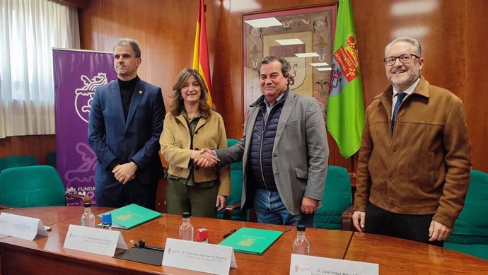 Archivo - La Rectora De La ULE, Nuria González, Y El Presidente De La Fundación Monteleón, Francisco José García Paramio, Tras La Firma Del Convenio.