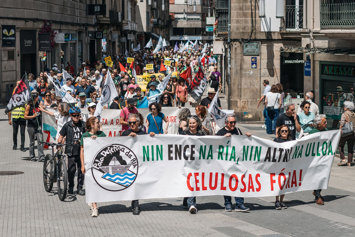 Numerosas personas participan en una marcha festiva, a 24 de mayo de 2026, en Pontevedra, Galicia (España)