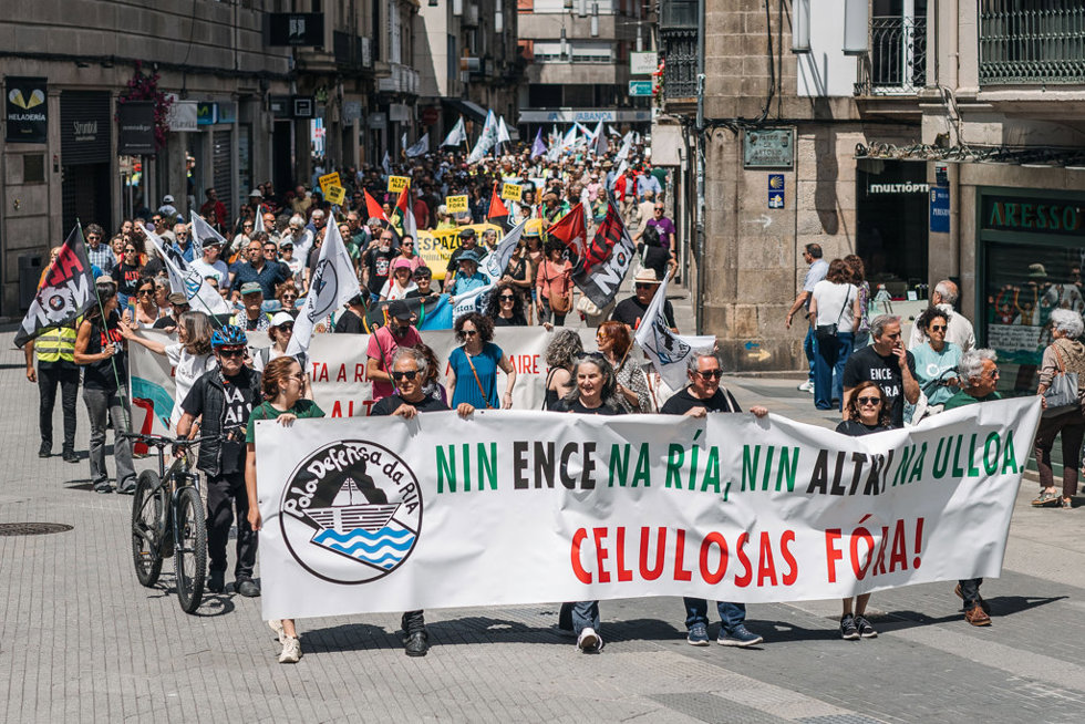 Numerosas personas participan en una marcha festiva, a 24 de mayo de 2026, en Pontevedra, Galicia (España)