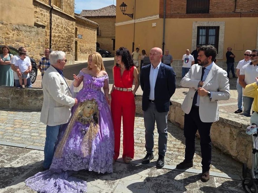 La ministra de Igualdad, Ana Redondo, junto a la artista Rosana Largo, en el cuarto aniversario del Museo de Cuentos y Ciencias de Paredes de Nava (Palencia).