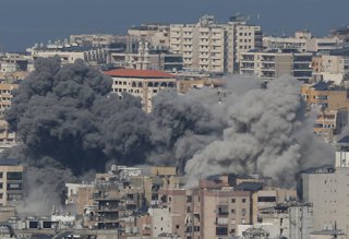 Archivo - BEIJING, March 29, 2026  -- Smoke rises from buildings following Israeli bombing in Haret Hreik, south of Beirut, Lebanon, March 4, 2026. The U.S.-Israel-Iran conflict entered its 30th day on Sunday. The Middle East is once again caught in a cyc
