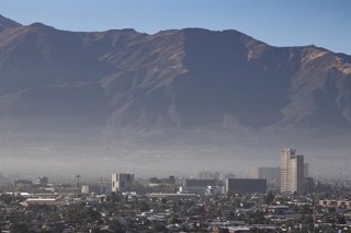 Santiago, 10 de mayo de 2026.  Vista de Santiago luego que la delegacion presidencial de la region metropolitana declaro Alerta Ambiental para Santiago para hoy 10 de Mayo por la mala calidad del aire y problemas de ventilacion   Diego Martin/Aton Chile