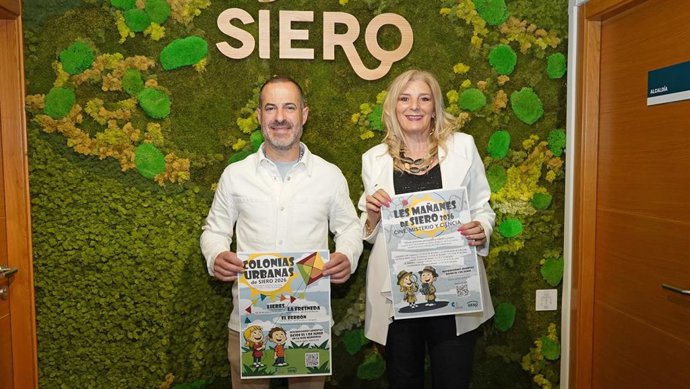 El alcalde de Siero, Ángel García, y la concejala de Cultura, Recursos Humanos y Policía Local, Aurora Cienfuegos, este domingo durante la presentación de la programación.