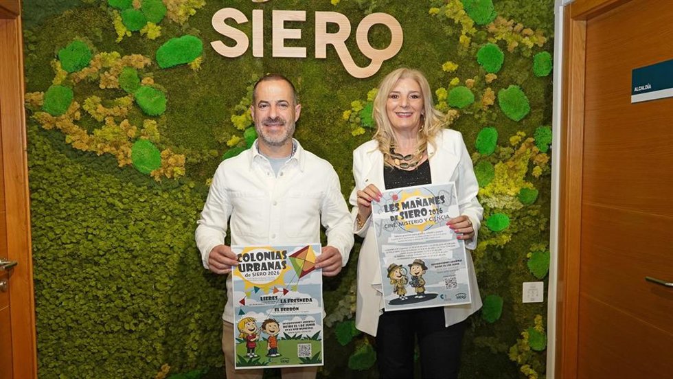El alcalde de Siero, Ángel García, y la concejala de Cultura, Recursos Humanos y Policía Local, Aurora Cienfuegos, este domingo durante la presentación de la programación.