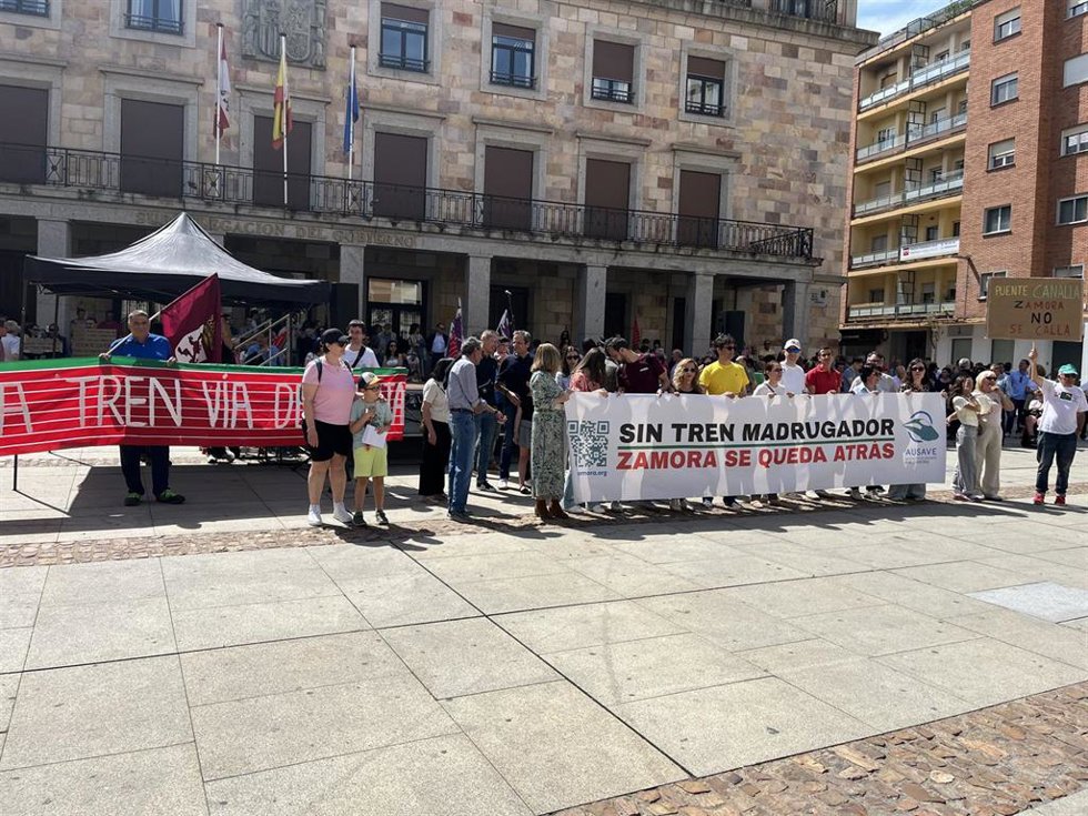 Más de 500 personas exigen a Renfe mejores servicios ante supresiones que "condenan a Zamora al aislamiento"