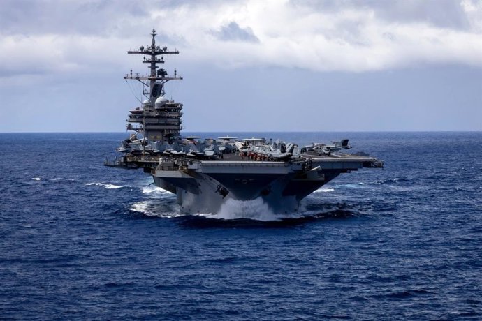 El portaaviones de la clase Nimitz USS George H.W. Bush navega por el océano Índico, en el marco del cierre perimetral norteamericano del estrecho de Ormuz. / Europa Press     REMITIDA / HANDOUT por CENTCOM EN X  Fotografía remitida a medios de