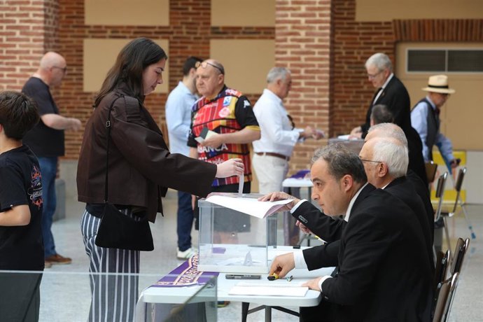 Hermanos cofrades participan en una votación de la cofradía de Minerva y Vera Cruz para decidir si las mujeres podrán procesionar con túnica, en el Museo Diocesano de la Semana Santa, a 24 de mayo de 2026, en León, Castilla y León (España). 