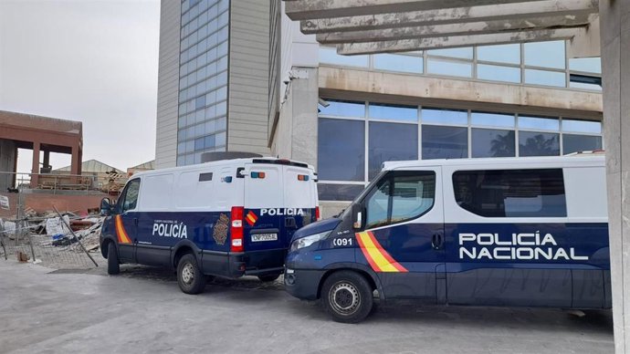 Archivo - Dos furgones de la Policía Nacional ante el Registro Civil de Melillla, en la sede de los Juzgados de la ciudad autónoma. (Imagen de archivo).