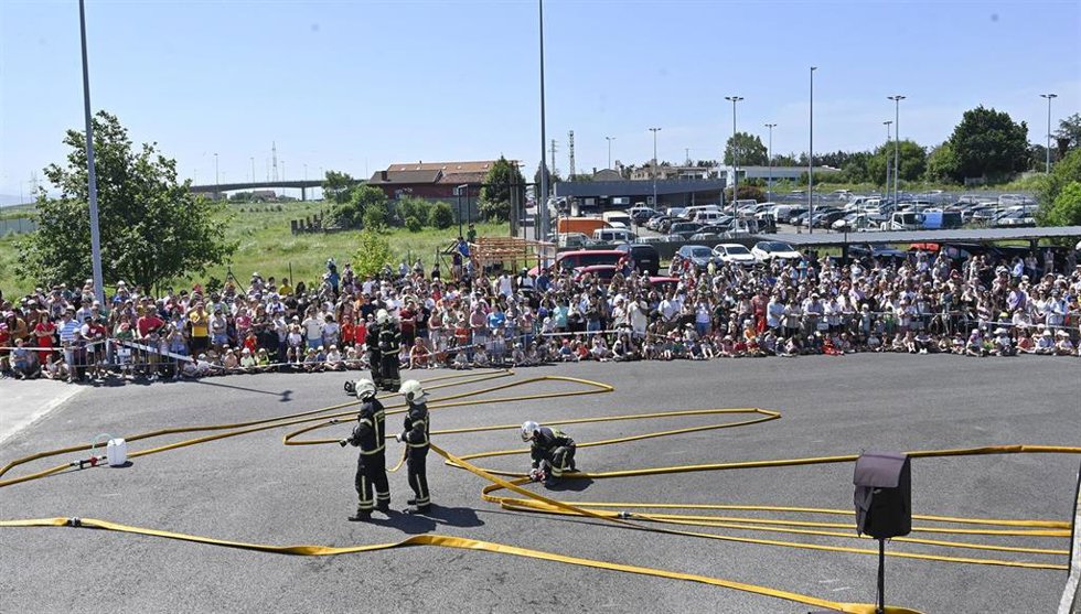 Cientos de personas visitan el parque de bomberos de Santander en su jornada de puertas abiertas