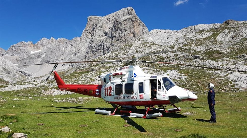 Archivo - Helicóptero del Gobierno de Cantabria.-ARCHIVO