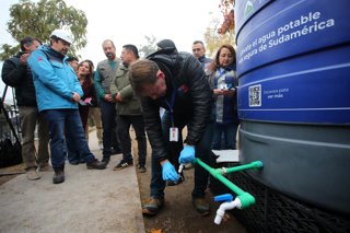 Santiago, 23 de mayo de 2026. Debido al corte programado de agua potable en ocho comunas de la capital, se mide el cloro libre residual de agua de estanque de abastecimiento alternativo para asegurar su calidad e inocuidad. Jonnathan Oyarzun/Aton Chile