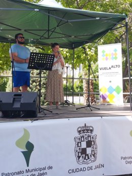 La concejala de Deportes, Beatriz López, en la salida de la tercera edición de la Caminata Benéfica cronometrada 'Virgen de la Salud'.