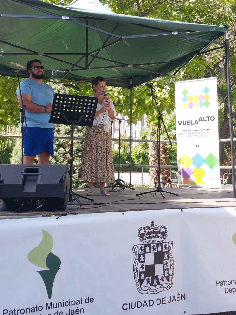 La concejala de Deportes, Beatriz López, en la salida de la tercera edición de la Caminata Benéfica cronometrada 'Virgen de la Salud'.