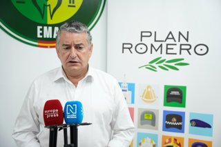 El consejero en funciones de Sanidad, Presidencia y Emergencias, Antonio Sanz (c), preside la reunión del Comité de Operaciones del Plan Aldea 2026, en el Cecopi de la aldea de El Rocío. A 24 de mayo de 2026 en El Rocío, Huelva (Andalucía, España).