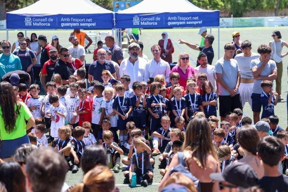 Más de 2.000 personas participan en el final de temporada de los 'Jocs esportius escolars' en Llucmajor