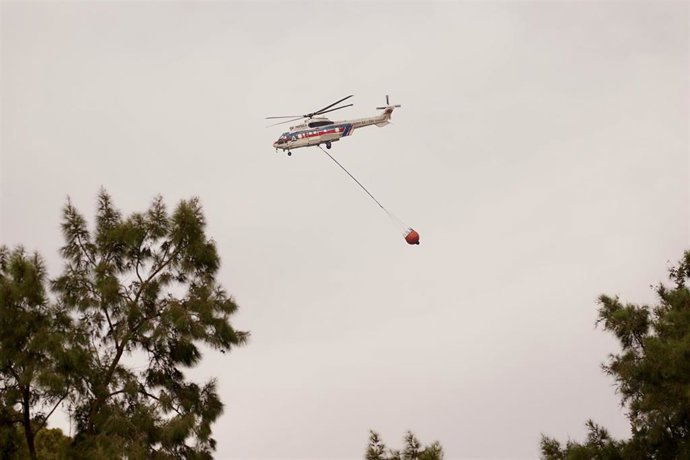 Archivo - Un helicóptero del Infoca.
