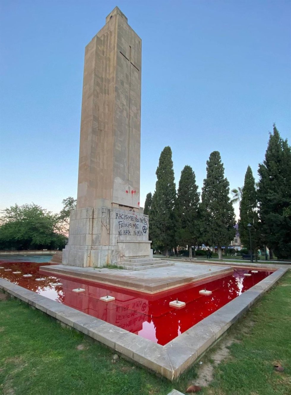 El monolito de sa Feixina, con pintadas y el agua teñida de rojo.