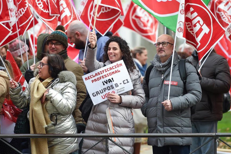 Archivo - Una mujer con un cartel durante una concentración para exigir la clasificación profesional de los técnicos superiores y de grado medio en el SNS, frente al Ministerio de Sanidad, a 11 de diciembre de 2024, en Madrid (España). 