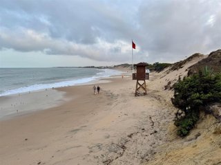 Archivo - Una playa de Rota (Cádiz) con la bandera roja.