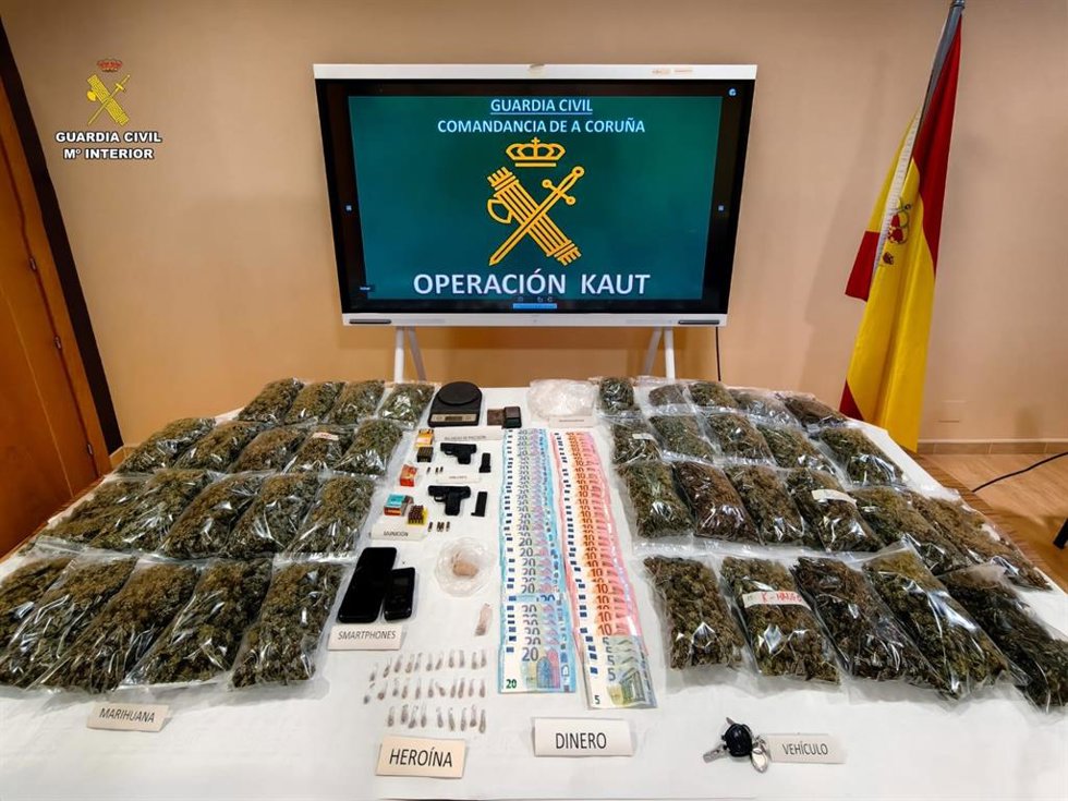 Efectos incautados en la operación 'Kaut', llevada a cabo por la Guardia Civil en Rois.