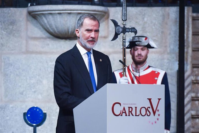 Archivo - El Rey Felipe VI interviene durante la entrega del 'Premio Europeo Carlos V', en una foto de archivo