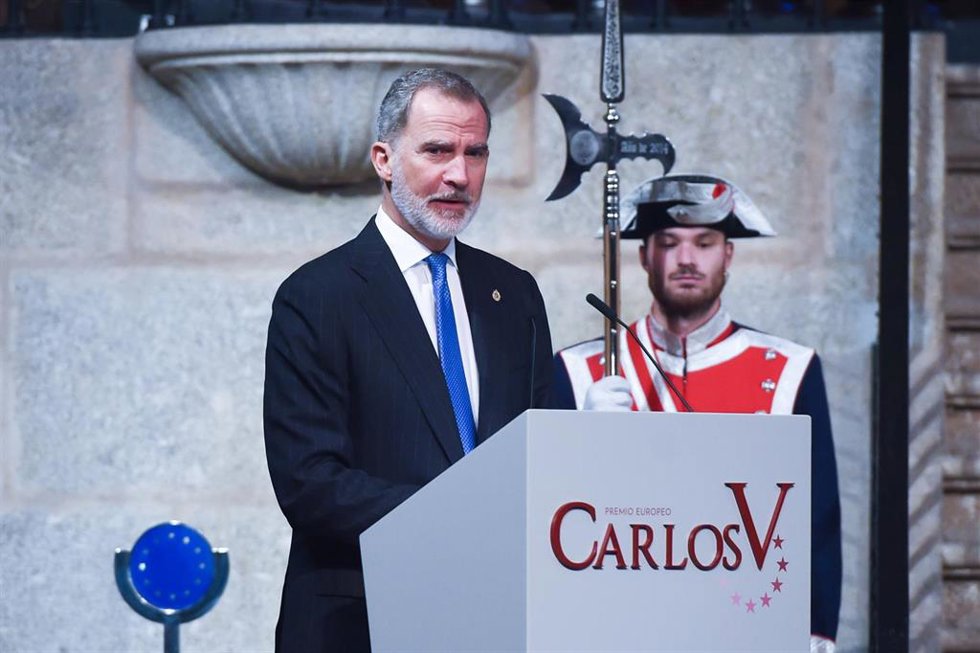 Archivo - El Rey Felipe VI interviene durante la entrega del 'Premio Europeo Carlos V', en una foto de archivo