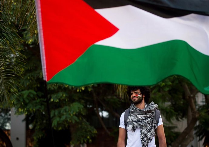 Archivo - Arquivo - 21 de setembro de 2025, Espanha, Málaga: Uma bandeira palestina hasteada à frente de um manifestante durante uma manifestação pró-Palestina em Málaga. Foto: Jesús Mérida/SOPA Images via ZUMA Press Wire/dpa