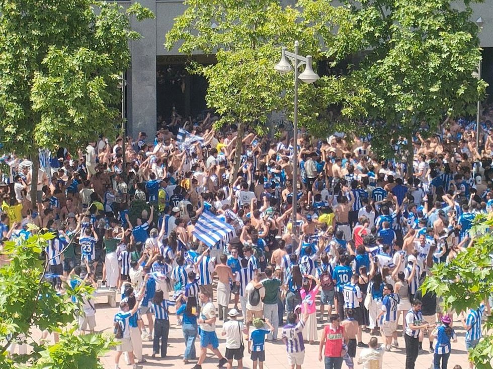 Aficionados del Depor en una concentración este domingo en la plaza de Marcos Fernández.