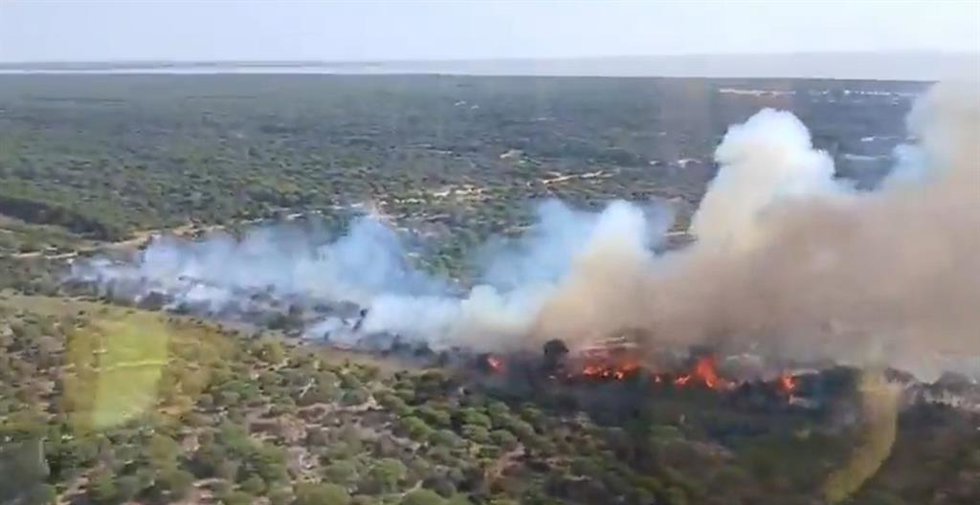Imagen aérea del segundo incendio forestal declarado a el sábado, 24 de mayo en Almonte (Huelva).