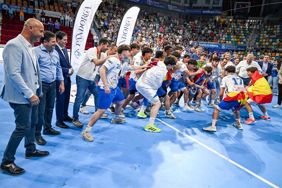 Los jugadores del Colegio Marianistas tras proclamarse subcampeones de España de balonmano en categoría juvenil.