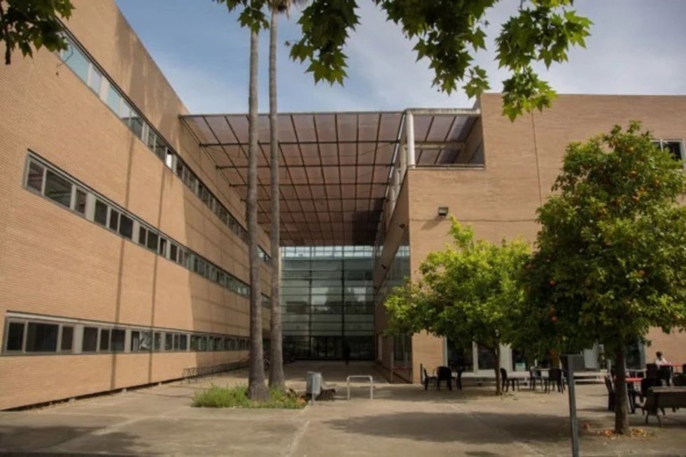 Archivo - Escuela de ingenierías industriales de la Universidad de Extremadura, en el campus de Badajoz.