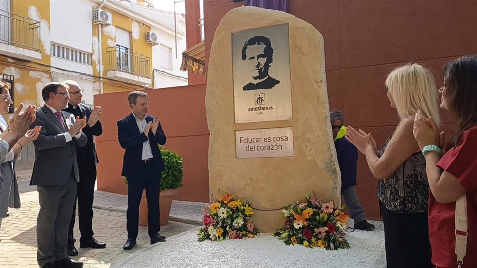 Monolito conmemorativo en el Polígono del Valle de Jaén.