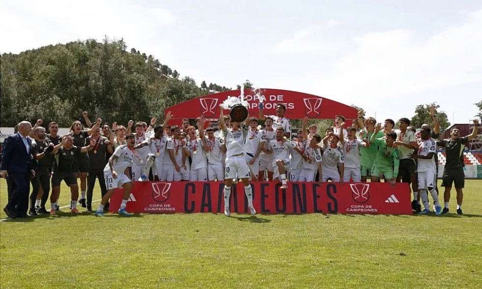 El Real Madrid remonta (1-4) al Barça y conquista la Copa de Campeones