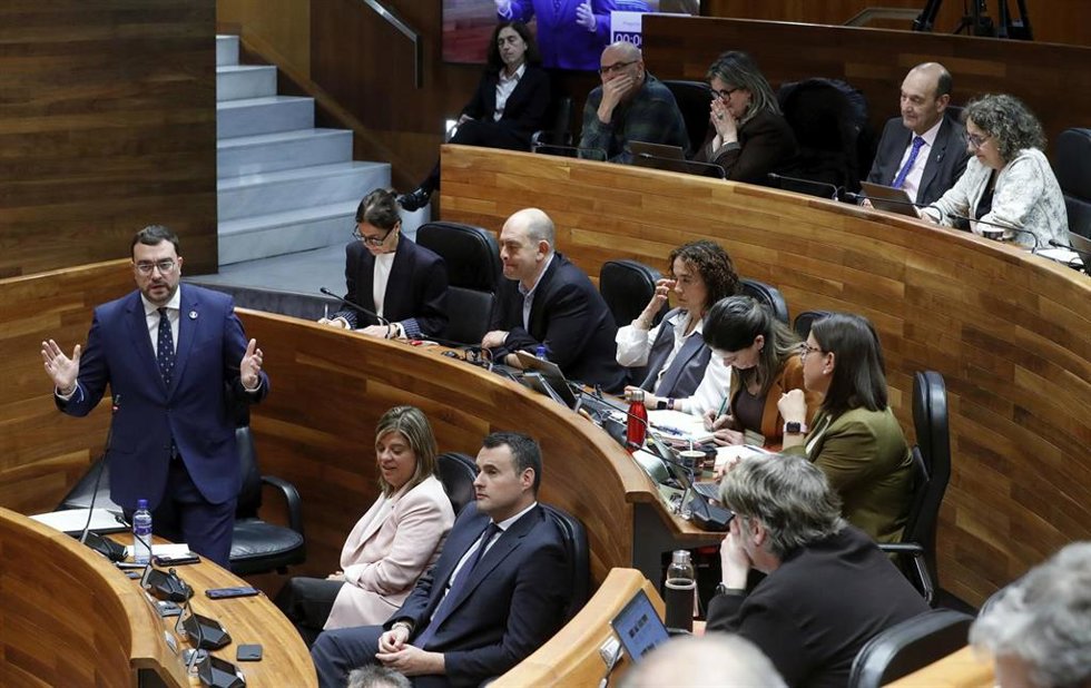 El presidente del Principado, Adrián Barbón, respondiendo en un Pleno de la Junta General.