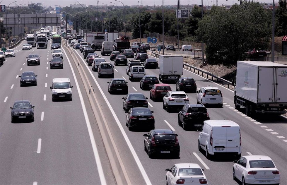 Archivo - Tráfico en carreteras andaluzas
