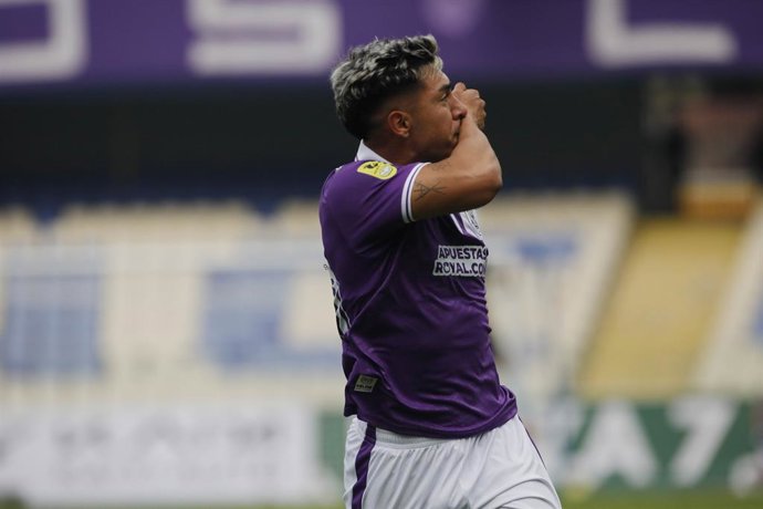 Futbol, Deportes Concepcion vs Huachipato Decimotercera fecha, campeonato Nacional 2026. El jugador de Deportes Concepcion Ethan Espinoza, izquierda derecha centro, celebra con sus compañeros su gol contra Huachipato durante el partido de primera