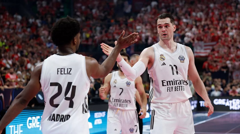 Mario Hezonja y Andrés Feliz durante la final de la Euroliga 25-26