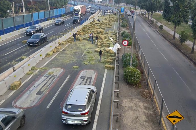 Santiago, 21 de mayo de 2026.  La ruta bloqueada fue el resultado de un accidente que se registro en la Autopista General Velasquez, en el sector de Los Diamantes en la comuna de Renca  Roberto Baez/Aton Chile