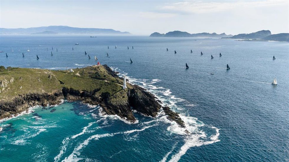 La flota de La Solitaire du Figaro Paprec saliendo de la ría de Vigo, entre Cabo Home y las Cíes