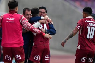Futbol, Deportes La Serena vs Deportes Limache. Fecha 13, Liga de primera 2026. El jugador de Deportes La Serena Nicolás Stefanelli, centro, celebra con sus companeros tras marcar un gol contra Deportes Limache durante un partido de la liga de primera