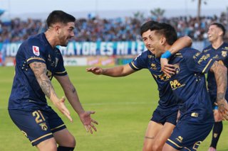Futbol, San Marcos de Arica vs Cobreloa Semifinal Ida, Liga de primera B 2025. El jugador de San Marcos de Arica Ramon Fernandez, derecha, celebra tras marcar un  gol contra Cobreloa durante  un partido de la liga de primera B disputado en el estadio