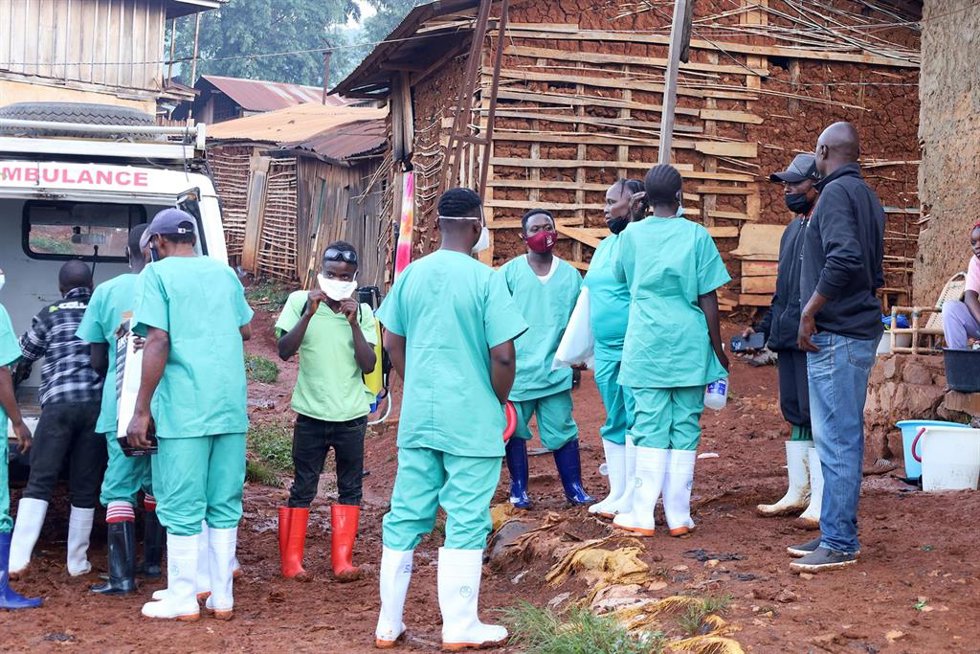 Trabajadores de la salud realizan labores de desinfección en Mongbwalu, provincia de Ituri, República Democrática del Congo