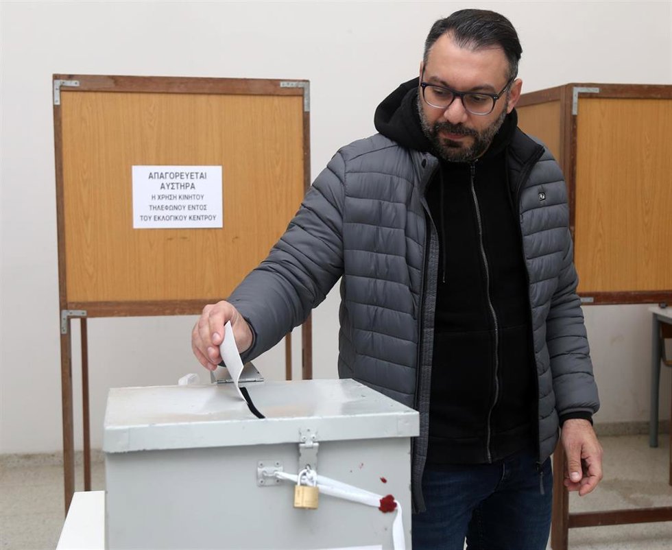 Archivo - Un hombre vota en las elecciones en Chipre. Imagen de archivo