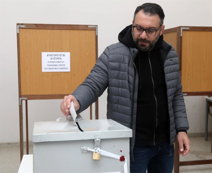Archivo - NICOSIA, Feb. 12, 2023  -- A man votes at a polling station in Nicosia, Cyprus, Feb. 12, 2023. The second round of presidential elections started in Cyprus on Sunday morning as more than 1,000 polling stations opened for voting. Two veteran dipl