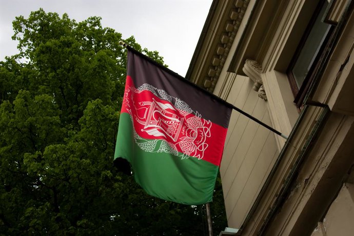 Archivo - June 1, 2022, Moscow, Russia: An Afghan flag is seen at the Afghan Embassy in Moscow.