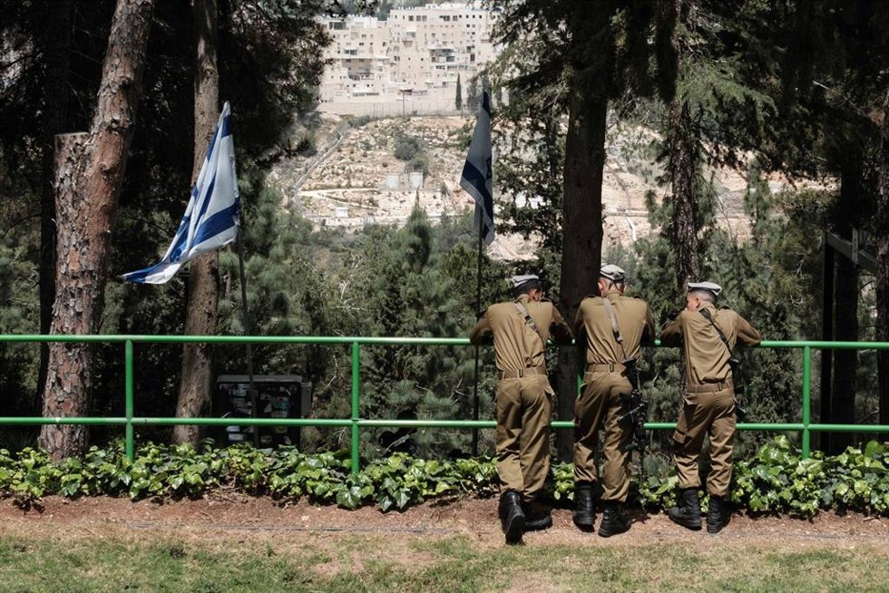 Archivo - Militares israelíes en un cementerio en Jerusalén