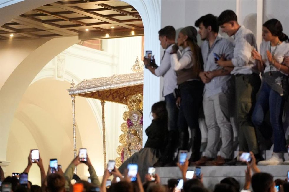 Salida de la Virgen del Rocio para procesionar por la aldea tras el tradicional salto de la reja